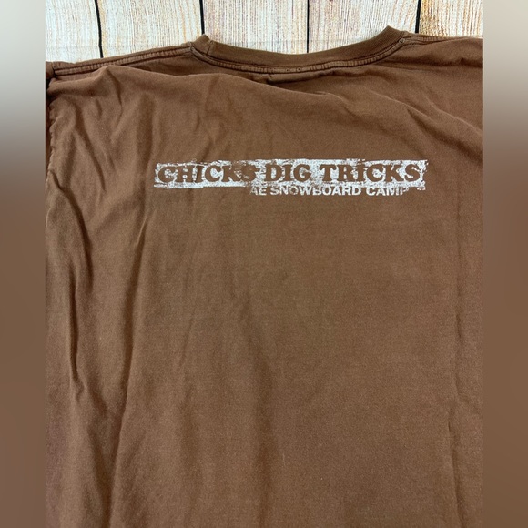 Vintage American Eagle Distressed Brown Shirt Snowboard Camp Chicks Dig Tricks - Picture 10 of 10